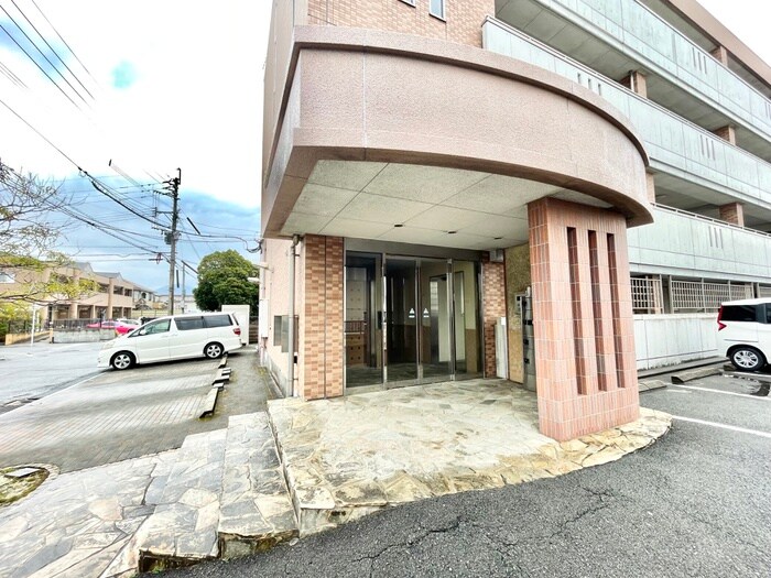 物件外観写真4　(エントランス部分)