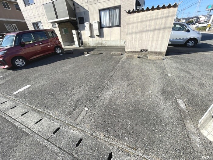 物件外観写真3　(駐車場)