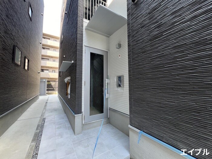 物件外観写真4　(エントランス部分)