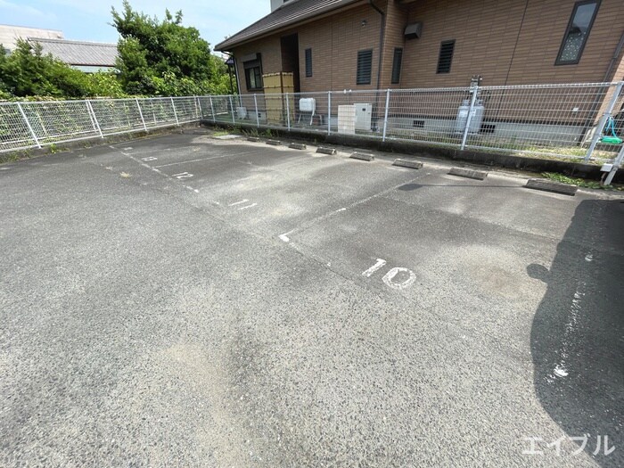 物件外観写真3　(駐車場)