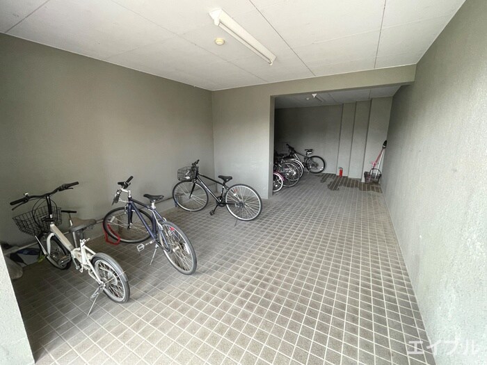 物件外観写真4　(駐輪場)
