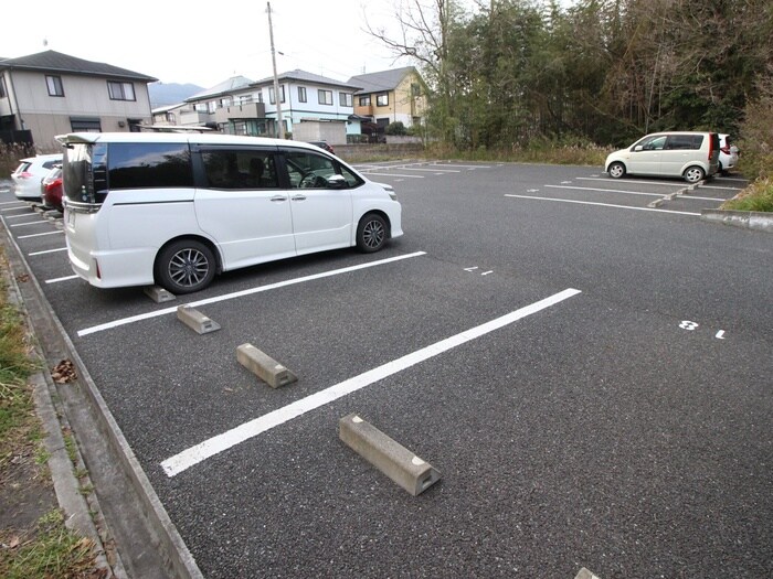 物件外観写真2　(駐車場)