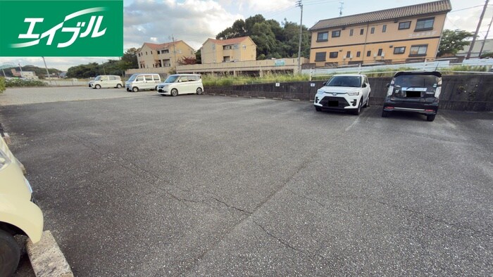 物件外観写真2　(駐車場)