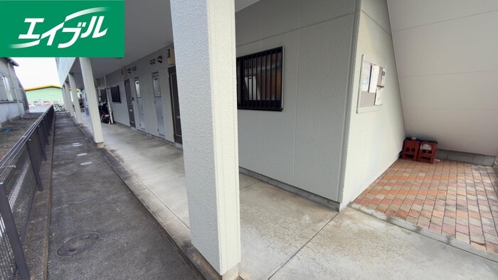 物件外観写真5　(エントランス部分)