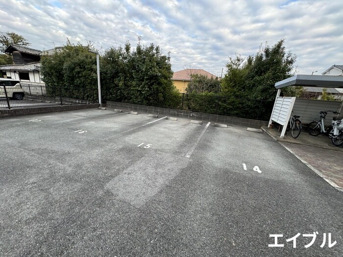 物件外観写真2　(駐車場)