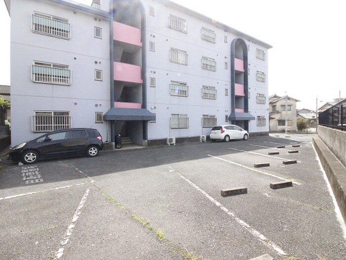 物件外観写真3　(駐車場)