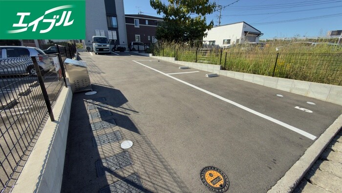 物件外観写真2　(駐車場)