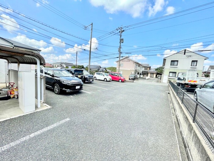 物件外観写真2　(駐車場)