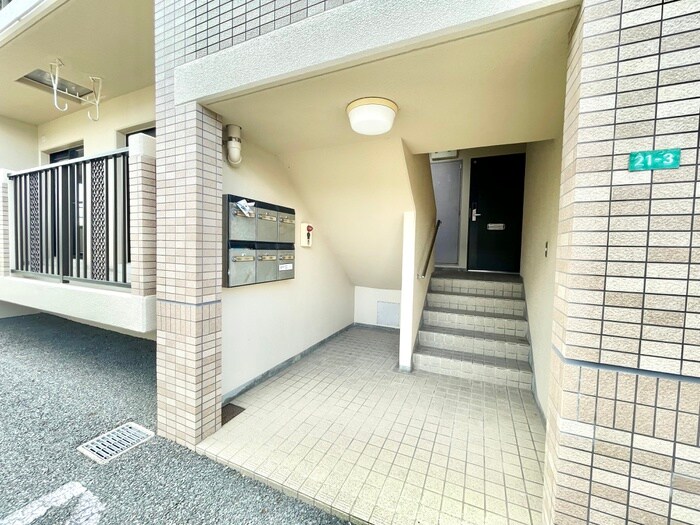 物件外観写真6　(エントランス部分)