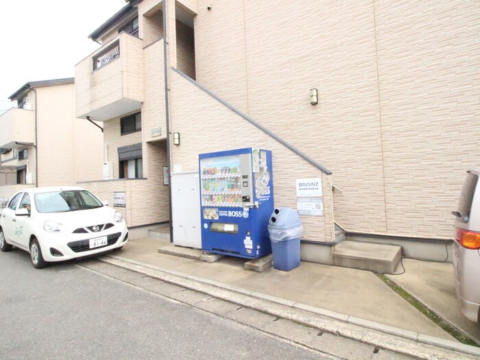 物件外観写真3　(エントランス部分)