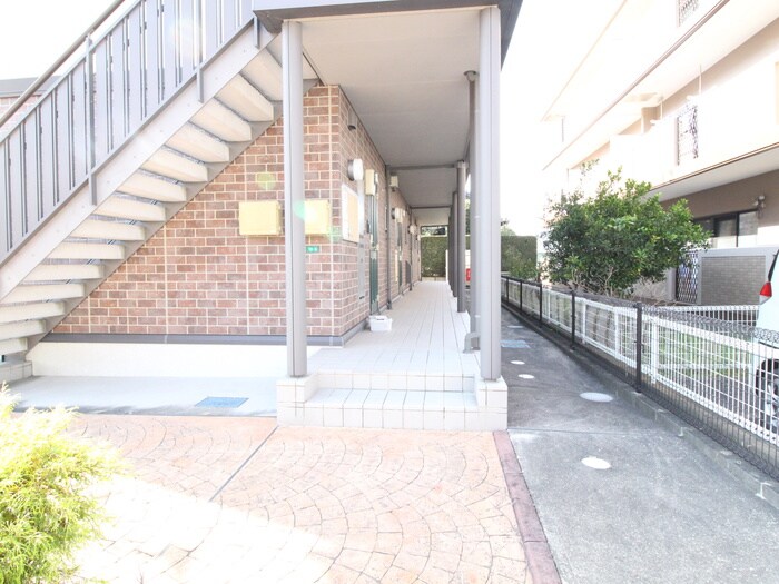 物件外観写真2　(エントランス部分)