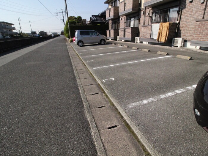 物件外観写真3　(駐車場)