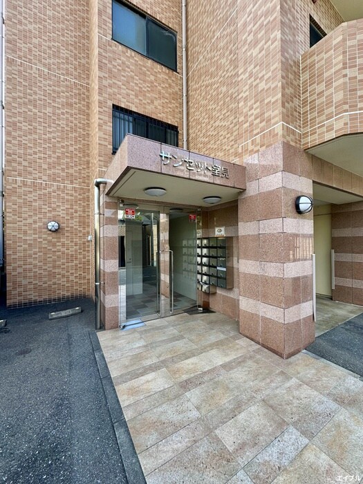 物件外観写真4　(エントランス部分)