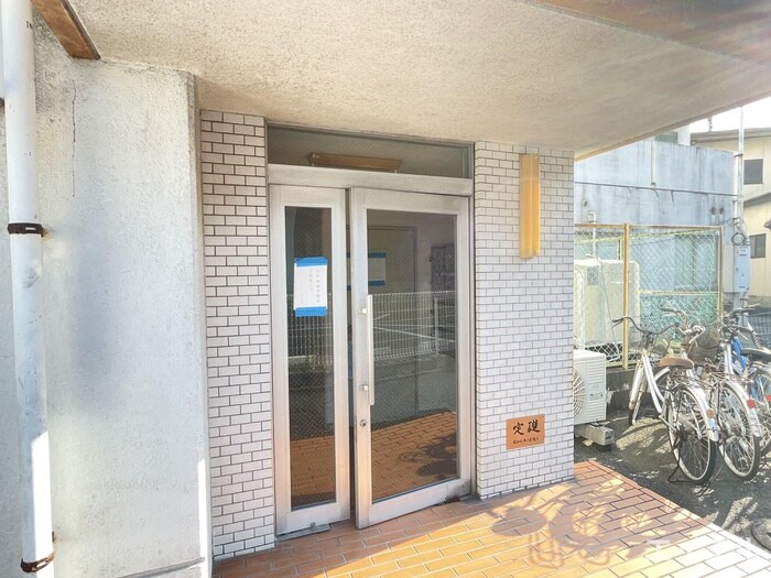 物件外観写真3　(エントランス部分)