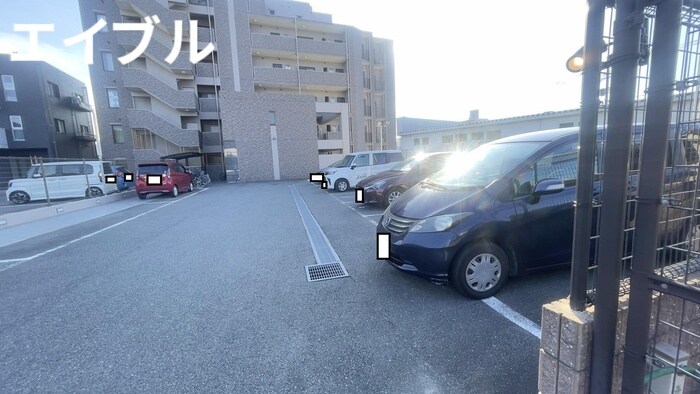 物件外観写真2　(駐車場)