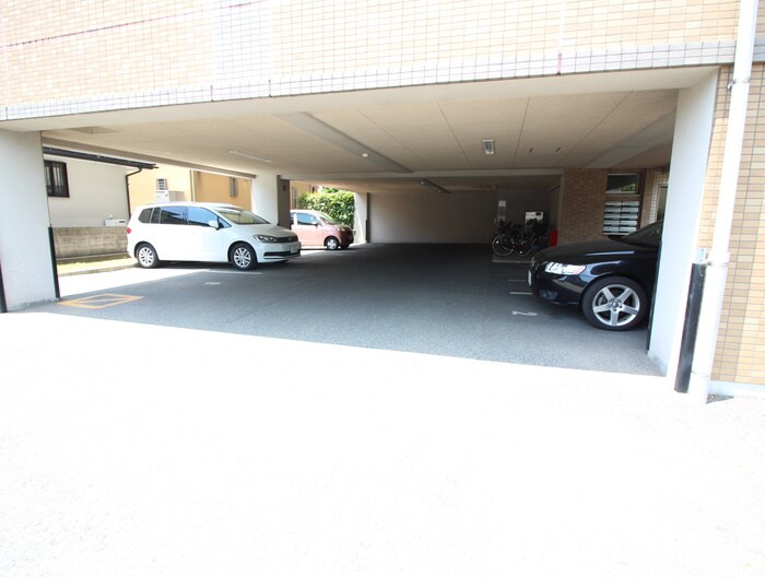物件外観写真4　(駐車場)