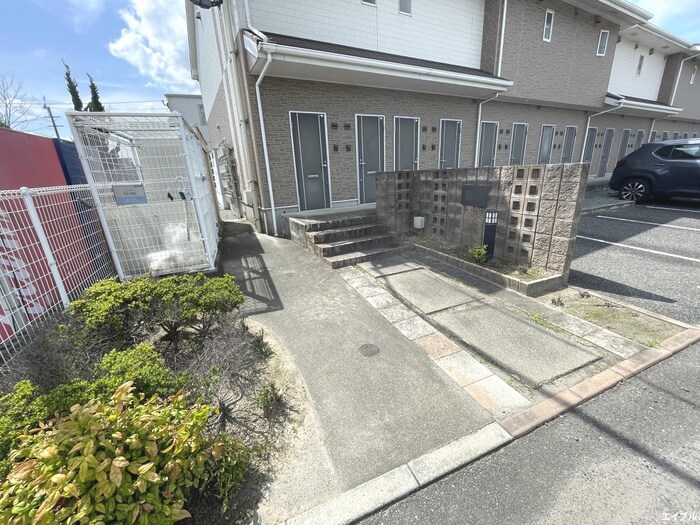 物件外観写真2　(エントランス部分)