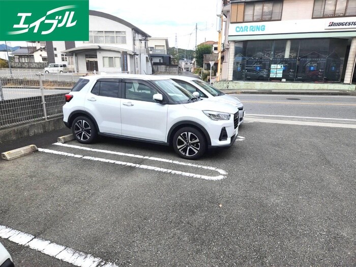 物件外観写真3　(駐車場)