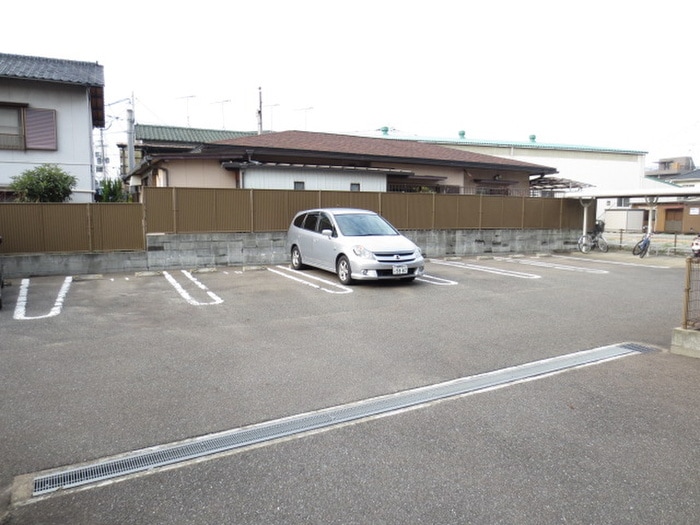物件外観写真6　(駐車場)