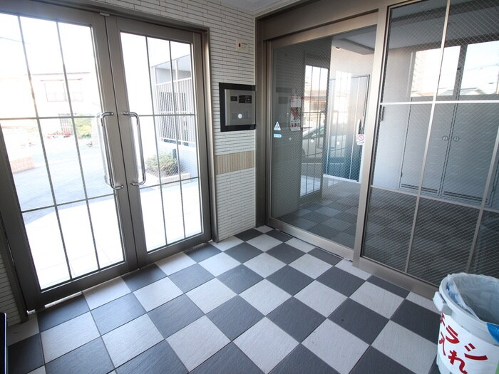 物件外観写真4　(エントランス部分)