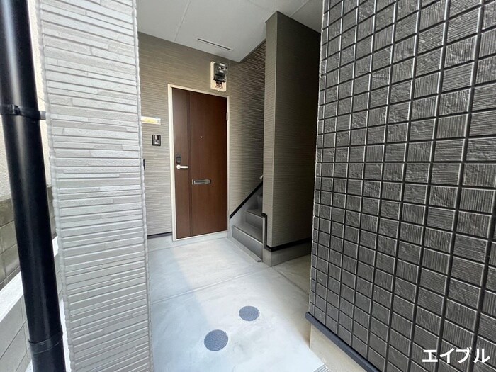 物件外観写真4　(エントランス部分)