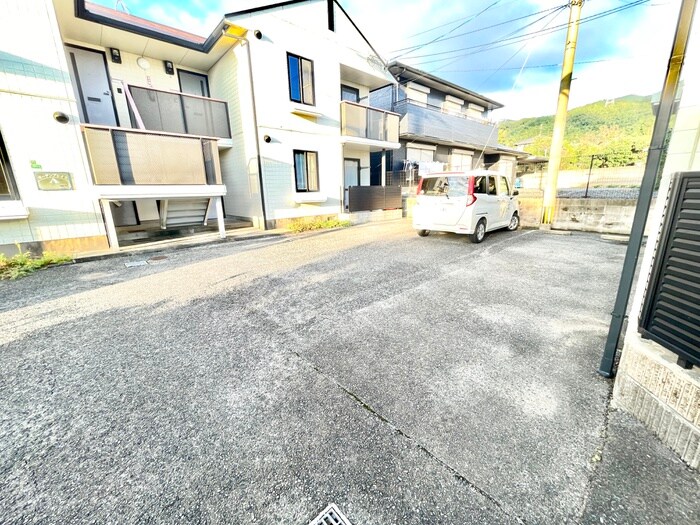 物件外観写真2　(駐車場)
