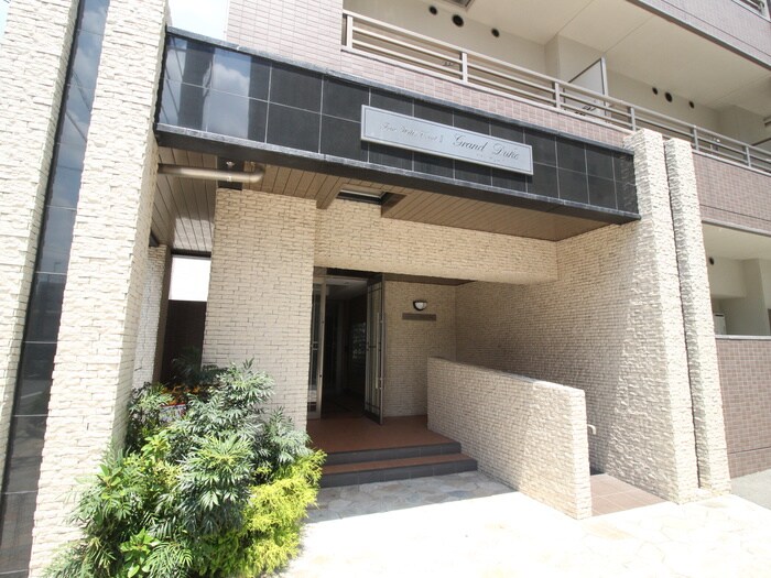 物件外観写真5　(エントランス部分)