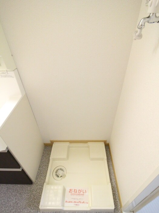 物件内観写真16　(洗濯機置場)