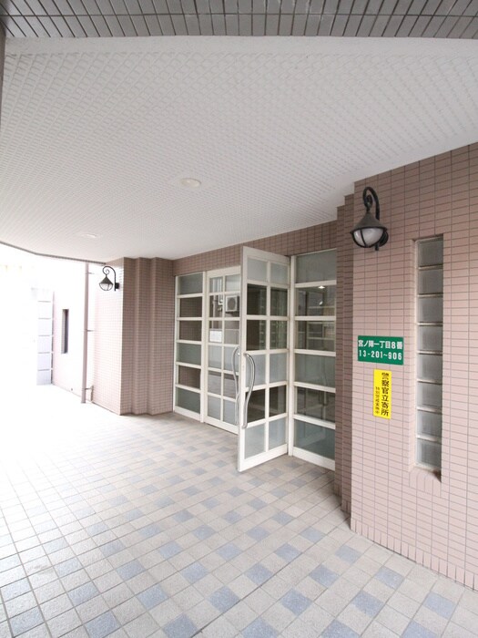 物件外観写真2　(エントランス部分)