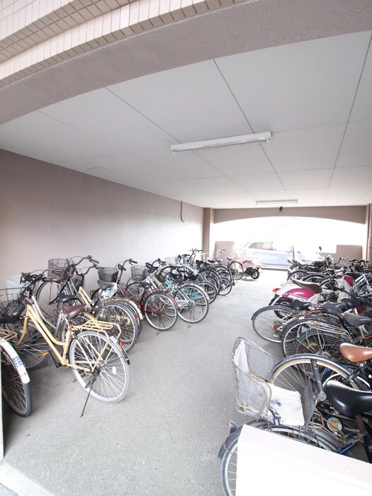 物件外観写真4　(駐輪場)