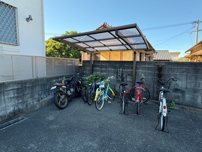 物件外観写真3　(駐輪場)