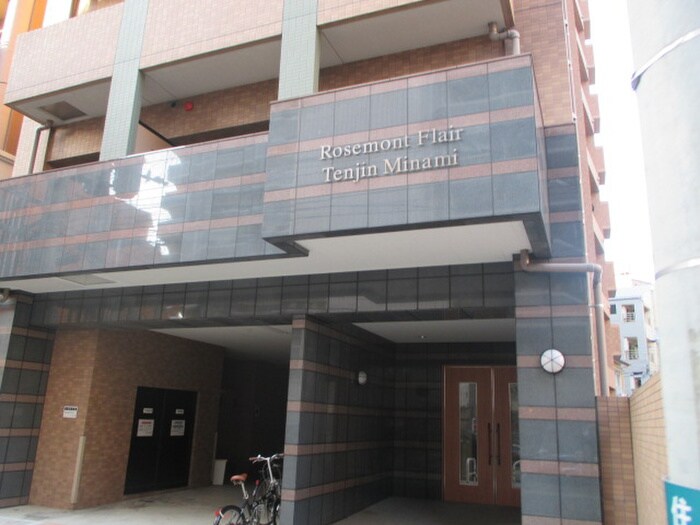 物件外観写真2　(エントランス部分)