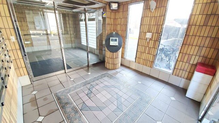 物件外観写真3　(エントランス部分)