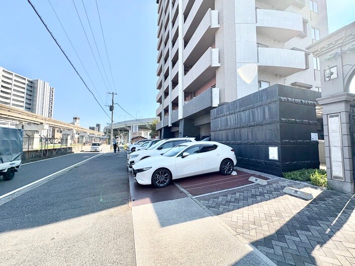 物件外観写真3　(駐車場)