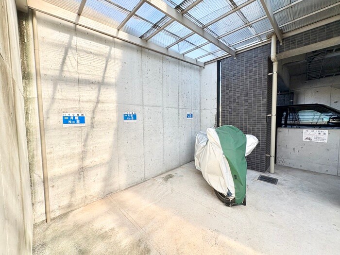 物件外観写真4　(バイク置き場)