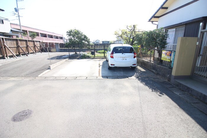 物件外観写真3　(駐車場)