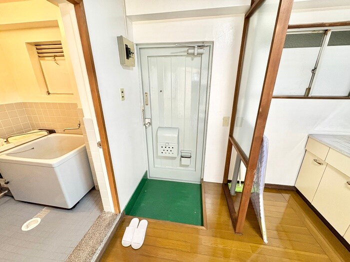 物件内観写真12　(玄関)