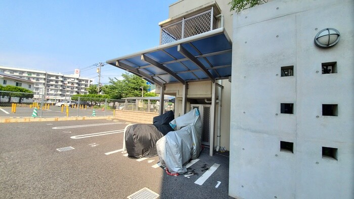 物件外観写真6　(バイク置き場)
