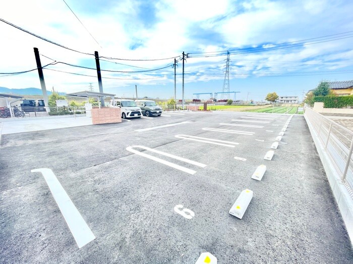 物件外観写真2　(駐車場)