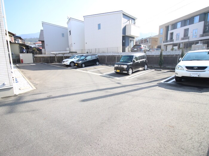 物件外観写真2　(駐車場)