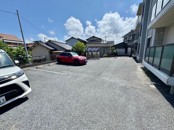 物件外観写真2　(駐車場)