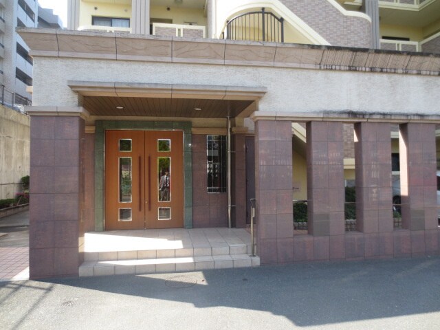 物件外観写真3　(エントランス部分)