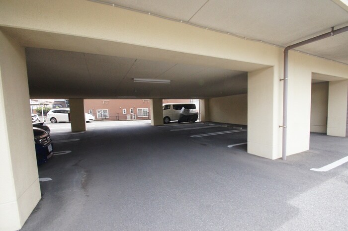 物件外観写真6　(駐車場)