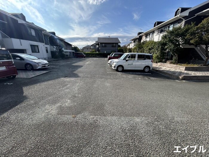 物件外観写真4　(駐車場)