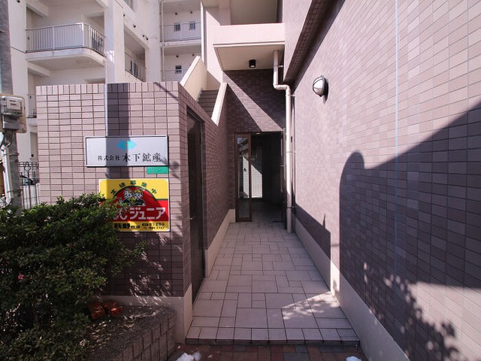 物件外観写真2　(エントランス部分)