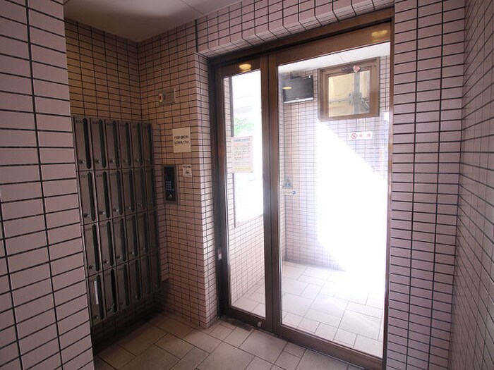 物件外観写真3　(エントランス部分)