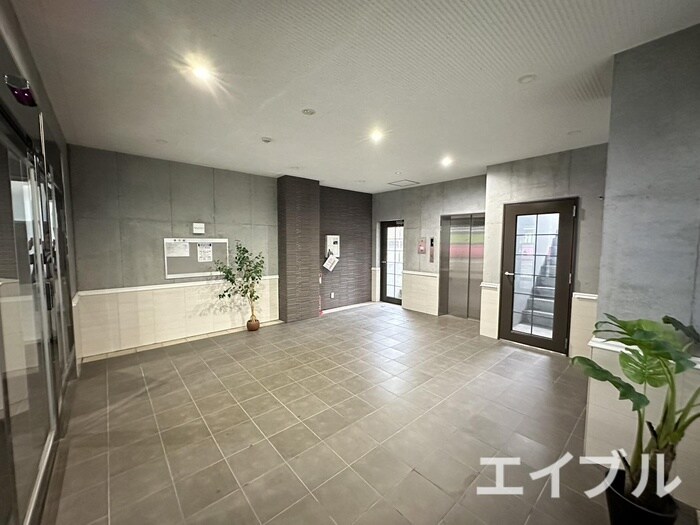 物件外観写真2　(エントランス部分)