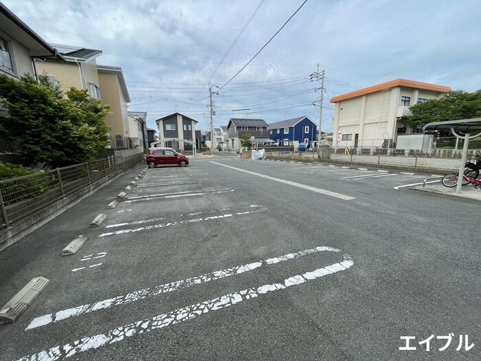 物件外観写真3　(駐車場)