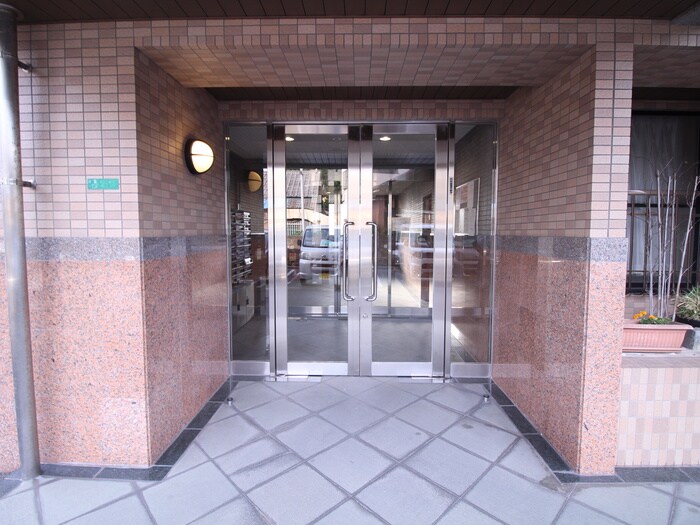 物件外観写真2　(エントランス部分)
