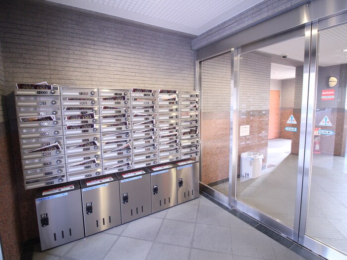 物件外観写真3　(エントランス部分)